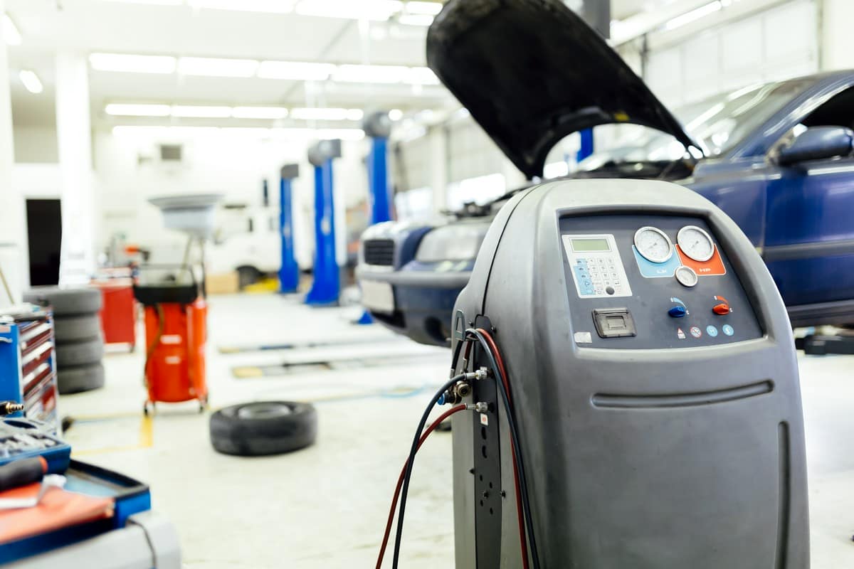 wnętrze warsztatu samochodowego